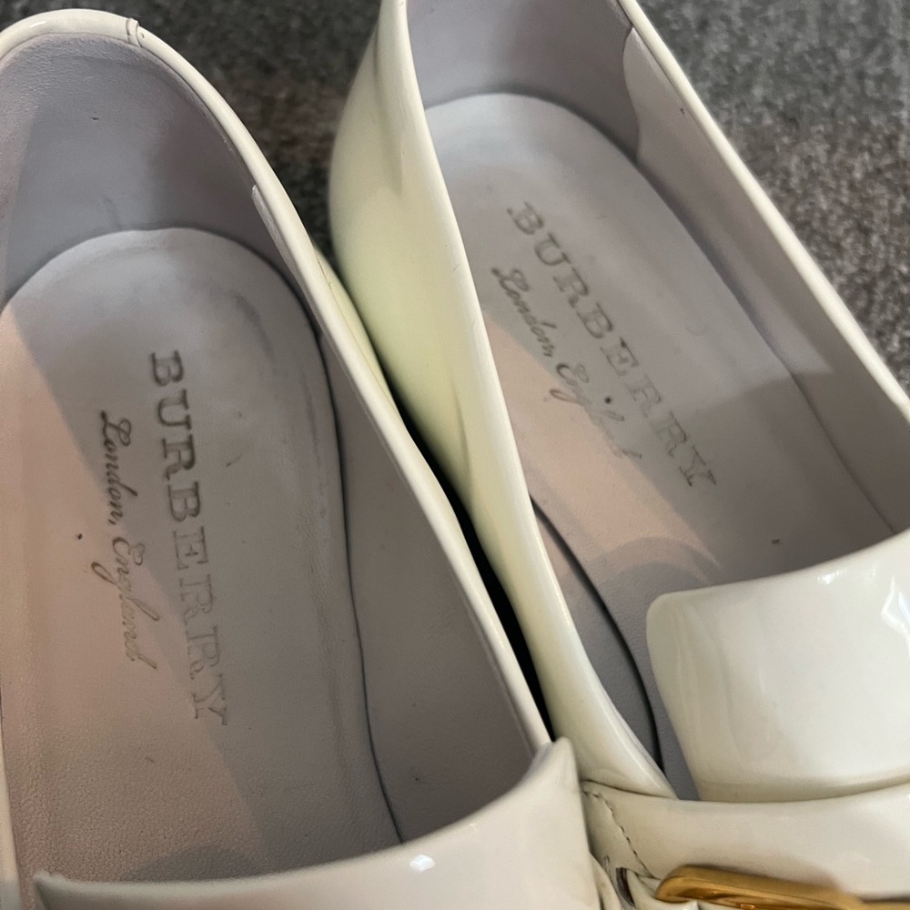 Burberry Gold Chain White Patent Chillcot Loafer Women's Size 38.5 U.S 7.5 - Picture 6 of 11